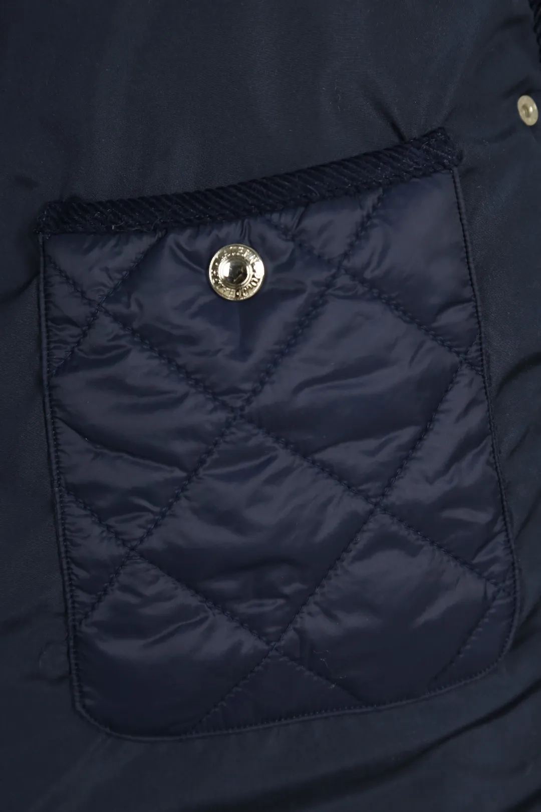 P350 Actual Photos [Popular in Winter] Style Number: 24376# Color: Milk White/Navy Blue/Khaki/Black/Gray Green Size: S to Soft and comfortable✅ - Customized double-circle brand hardware buckle back waist with freely adjustable elastic design✅ - RL three-color diamond-shaped cotton jacket, 100% restoration, corduroy strips running through the whole body, no knots and no overlaps, artificial curling, fine workmanship, highly recommended, rare cotton jacket that does not look bloated, can be worn as an inner layer in the north, multiple neckwear styles, elastic waistline on the back, freely adjustable waist, matt memory technology on the face, with a cotton feel, not to be missed, highly recommended